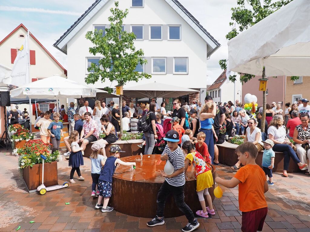 Juli: Die Gemeinde hat eine neue Bckerei und eine Eisdiele an der Hauptstrae. Im Juli werden beide zusammen mit dem baulichen Ensemble eingeweiht.