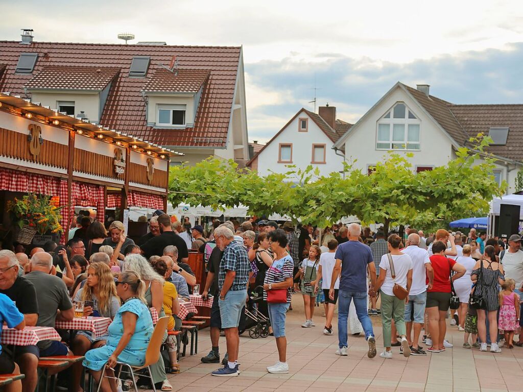 August: Das Wein- und Gassenfest lockt viele Besucherinnen und Besucher an.