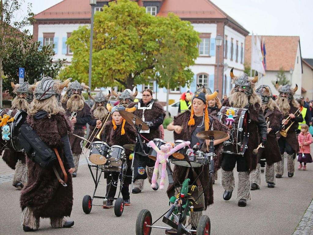 Oktober: Die Rslehexen haben zum ersten Mal einen Halloweenumzug veranstaltet.