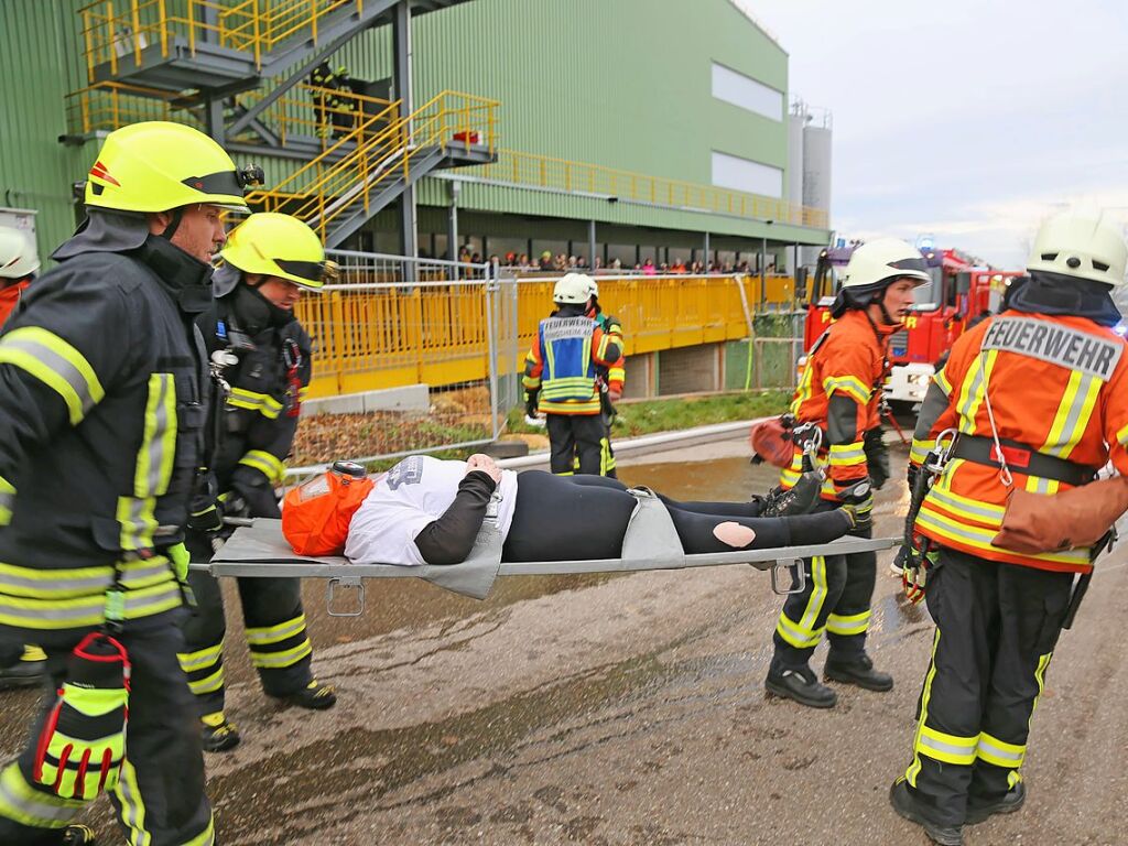 November: Feuerwehrleute bei einer bung auf dem ZAK-Gelnde