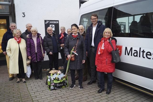 Mit dem Kleinbus und in Gesellschaft zum Einkauf