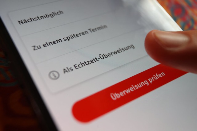 In einer App der Sparkasse ist ist die...s Echtzeit-berweisung&quot; zu sehen.  | Foto: Karl-Josef Hildenbrand (dpa)