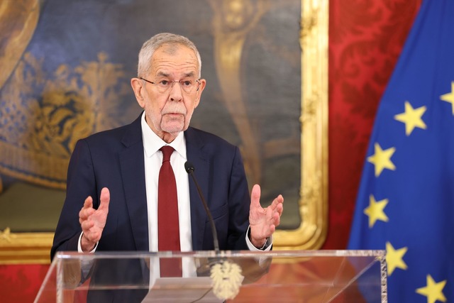 Bundespr&auml;sident Van der Bellen wi... Klarheit in Sachen Regierungsbildung.  | Foto: Tobias Steinmaurer/APA/dpa