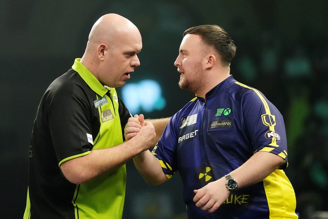 Geben sich die Hand: Van Gerwen und Littler.  | Foto: Zac Goodwin/PA Wire/dpa