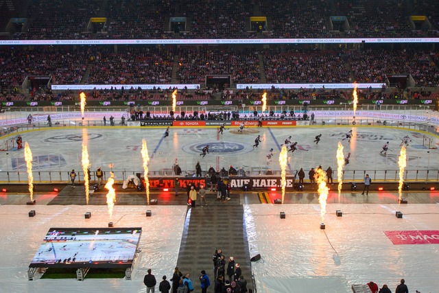 Das bislang letzte DEL-Freiluftspiel fand vor drei Jahren in K&ouml;ln statt.  | Foto: Christopher Neundorf/Kirchner-Media/dpa