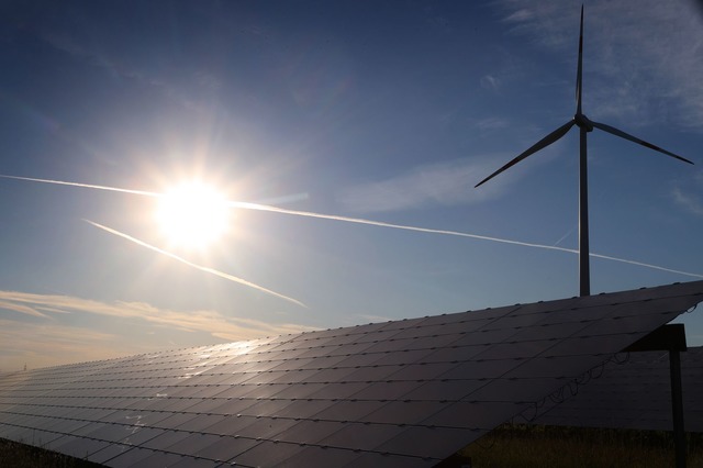 Viele Unternehmen wollen in erneuerbare Energien investieren (Symbolbild)  | Foto: Karl-Josef Hildenbrand/dpa