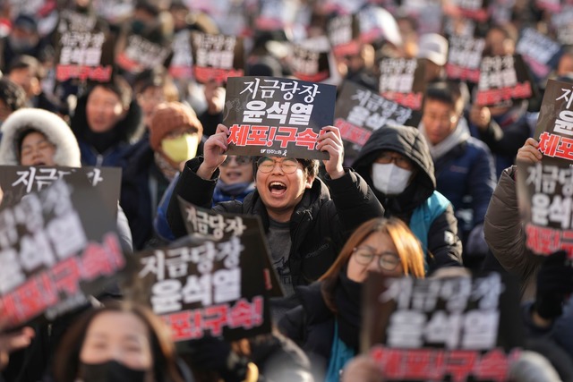 Gegner und Anh&auml;nger Yoons demonstrieren seit Tagen auf den Stra&szlig;en.  | Foto: Lee Jin-man/AP/dpa