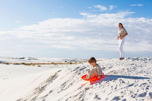 Auch mglich: Rodeln auf Sand &#8211; mit einer  Plastikschale als Schlitten  | Foto: Mint Images (imago)