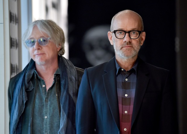 Superstar im Rentenalter: Stipe mit ex-R.E.M.-Bandkollege Mike Mills  | Foto: Britta Pedersen/zb/dpa