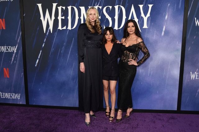 Welterfolg "Wednesday": Gwendoline Chr...therine Zeta-Jones (l-r). (Archivbild)  | Foto: Richard Shotwell/Invision via AP/dpa