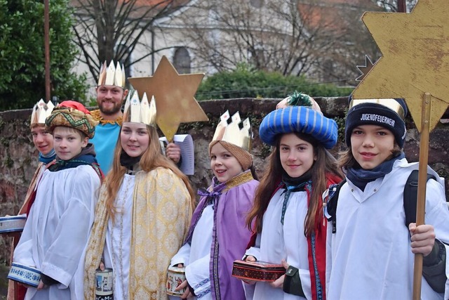 Sieben Sternsinger machten sich am Freitag in Friesenheim auf den Weg.   | Foto: walter holtfoth