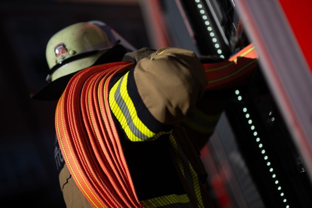 Feuerwehrleute haben einen Brand in ei...ingbetrieb gel&ouml;scht. (Symbolbild)  | Foto: Marijan Murat/dpa