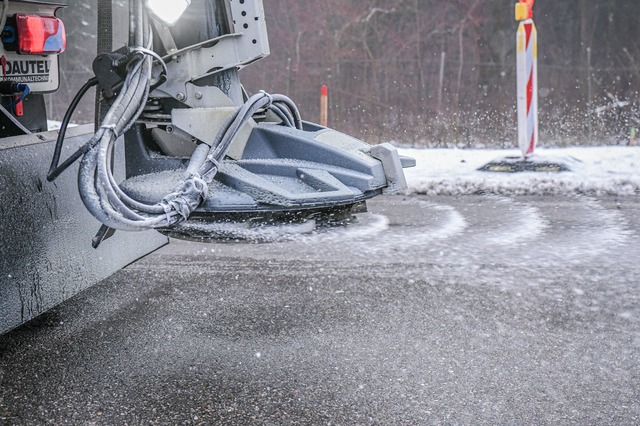 Am Wochenende wird es glatt auf den Stra&szlig;en. (Symbolbild)  | Foto: Jason Tschepljakow/dpa