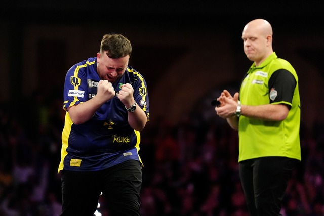 Da staunt auch Ex-Champion Michael van Gerwen.  | Foto: Zac Goodwin/PA Wire/dpa