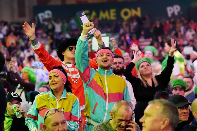 Die Fans genie&szlig;en die Show von Littler und van Gerwen.  | Foto: Zac Goodwin/PA Wire/dpa