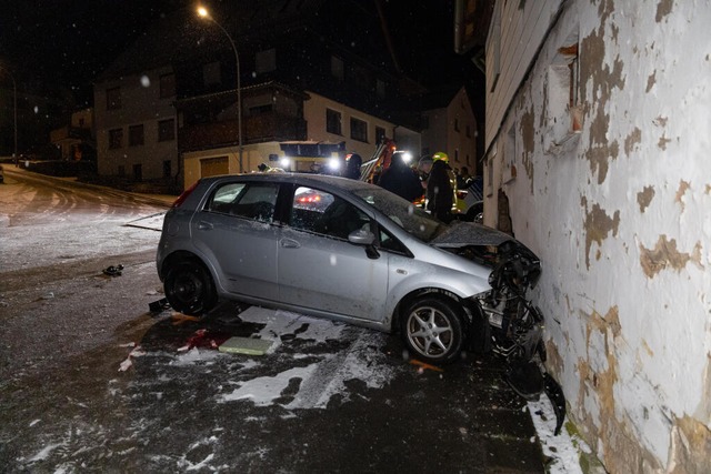 Im bayerischen Sonnefeld kam ein Auto ...e ab und krachte gegen eine Hausmauer.  | Foto: Steffen Ittig (dpa)