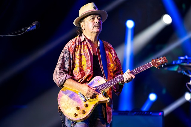 Seit Jahrzehnten tourt Carlos Santana ...n. Nun muss er pausieren. (Archivbild)  | Foto: Rob Grabowski/Invision/AP/dpa