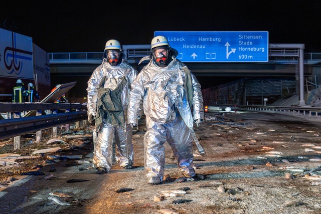 Bei einem Verkehrsunfall auf der A1 sind tausende Fische verendet.  | Foto: JOTO/dpa