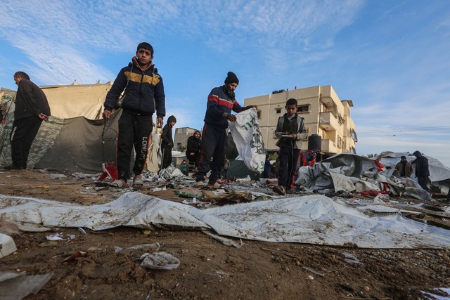 Die israelische Armee sprengte nach ei...unmittelbarer N&auml;he zum Grenzzaun.  | Foto: Omar Ashtawy/APA Images via ZUMA Press Wire/dpa