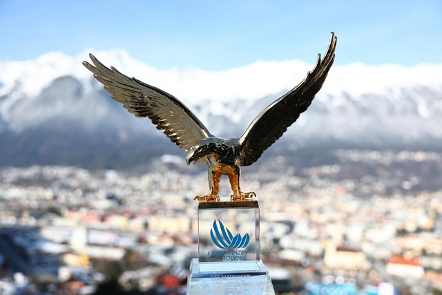 Die Trophe fr den Tournee-Sieger: Der goldene Adler.  | Foto: Daniel Karmann (dpa)