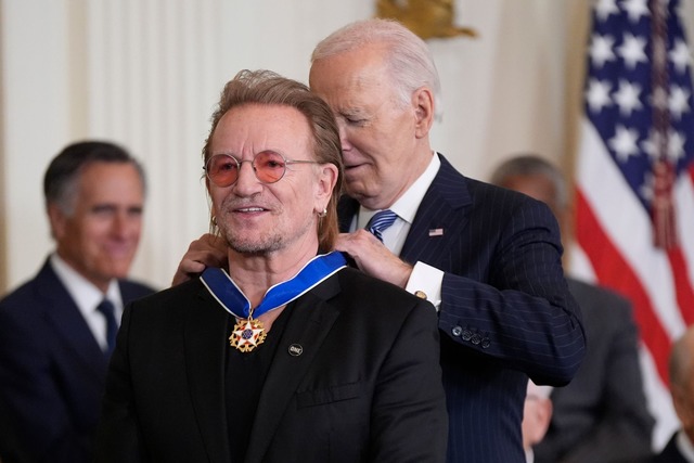 F&uuml;r Joe Biden ist es das letzte M...n verleiht - wie hier an Musiker Bono.  | Foto: Manuel Balce Ceneta/AP/dpa