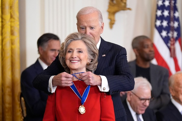 Auch der fr&uuml;heren US-Au&szlig;enm...y Clinton legte Biden die Medaille um.  | Foto: Manuel Balce Ceneta/AP/dpa