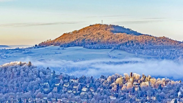 Blick auf den Lorettoberg (unten halbr... man den Hildaturm) und den Schnberg.  | Foto: Bernd Wehrle