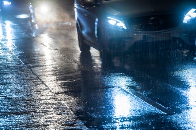 Vorsicht vor Gl&auml;tte auf den Stra&szlig;en. (Symbolbild)  | Foto: Christophe Gateau/dpa/dpa-tmn