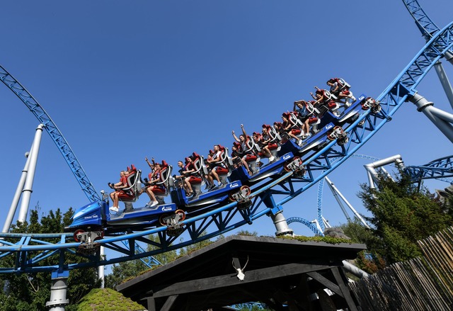 Besucher fahren mit der Achterbahn "Blue Fire" im Europa-Park. (Archivbild)  | Foto: Patrick Seeger/dpa