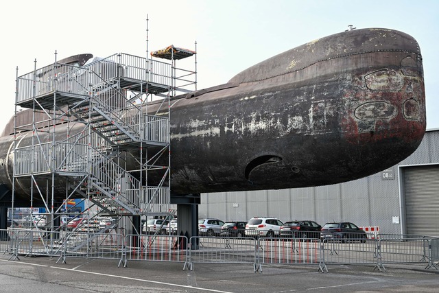 Das ehemalige U-Boot U-17 steht auf einem Parkplatz vor dem Technikmuseum.  | Foto: Uwe Anspach/dpa