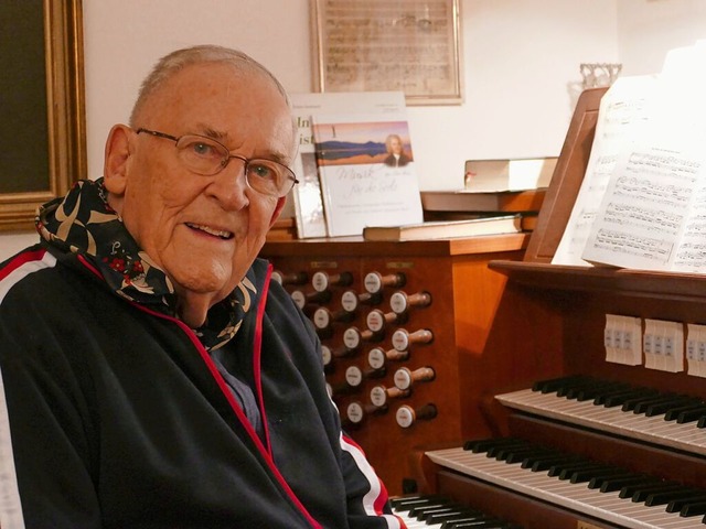 Hans-Peter Troendle an seiner Orgel  | Foto: Martina David-Wenk