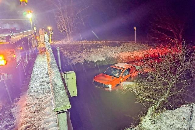 Mann strzt mit Auto in die Schutter und schwimmt ans Ufer