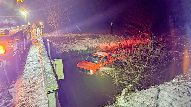 Der Pick-Up-Truck landete in der Schutter.  | Foto: Thorsten Kremers / EinsatzReport24