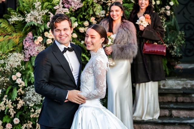 Gl&uuml;ckliches Ehepaar: Magnus Carlsen und Ella Victoria Malone.  | Foto: Amanda Pedersen Giske/NTB/AP/dpa