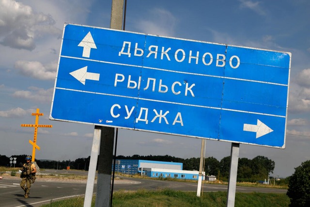 Ein schiefes Straenschild mit den Ric...unter ukrainischer Kontrolle, hie es.  | Foto: dpa