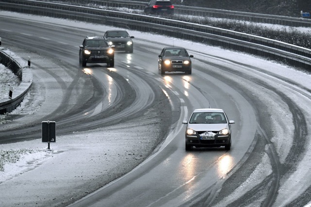 Schneematsch auf der A52 bei Gelsenkir...e von gefrierendem Regen spiegelglatt.  | Foto: Federico Gambarini/dpa