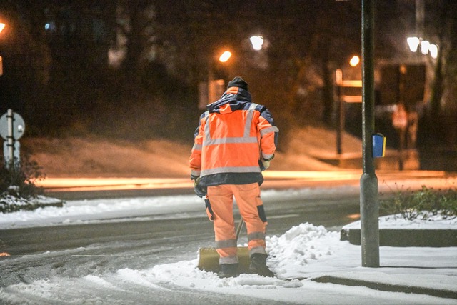 Winterdienst in Aalen: Auch die Fu&szl...ml;ngerwege werden von Schnee befreit.  | Foto: Jason Tschepljakow/dpa