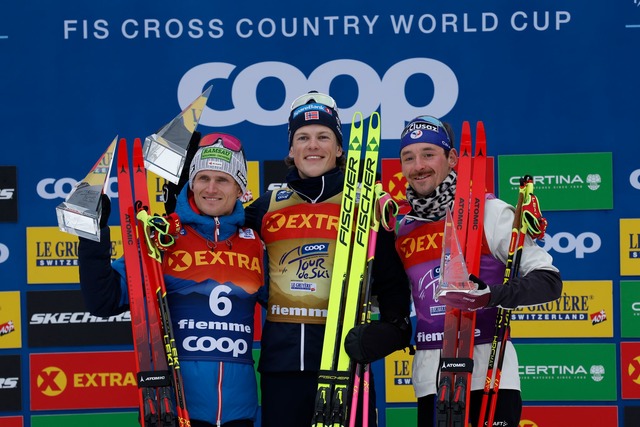 Johannes Hoesflot Klaebo (M) aus Norwe...kreich auf dem Podium der Tour de Ski.  | Foto: Alessandro Trovati/AP/dpa