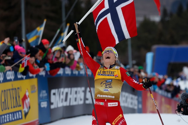 Therese Johaug aus Norwegen holt ihren vierten Tour-Gesamtsieg.  | Foto: Alessandro Trovati/AP/dpa