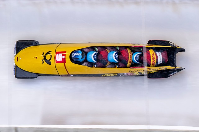 Francesco Friedrich kam im Viererbob beim Weltcup in Winterberg auf Rang zwei.  | Foto: David Inderlied/dpa