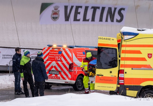 &Auml;rzte versorgen in Winterberg den...uml;rzt ist und schwer verletzt wurde.  | Foto: David Inderlied/dpa