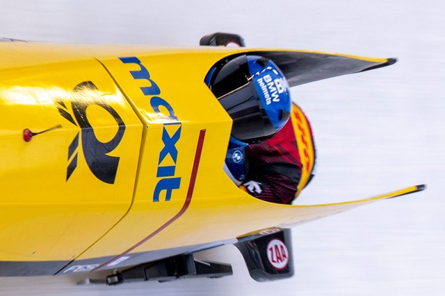 Lisa Buckwitz (vorn) und Kira Lipperheide gewinnen in Winterberg im Zweierbob.  | Foto: David Inderlied/dpa