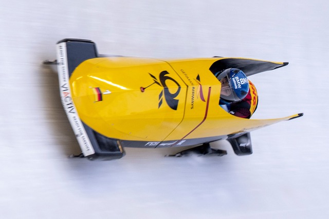 Die Olympiasiegerinnen Laura Nolte (vo...Sieg in Winterberg im Zweierbob knapp.  | Foto: David Inderlied/dpa