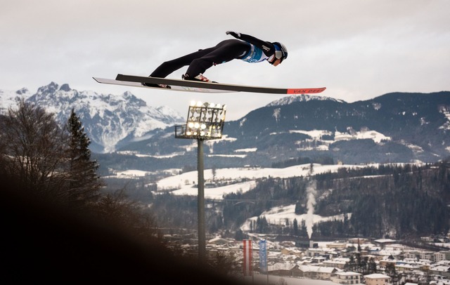 Andreas Wellinger ist in der Qualifikation der beste deutsche Springer.  | Foto: Georg Hochmuth/APA/dpa