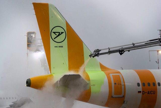 Ein Flugzeug wird auf dem Frankfurter Flughafen enteist.  | Foto: Helmut Fricke/dpa