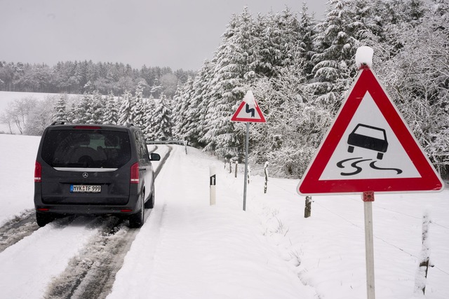 Auch in der Eifel in der N&auml;he des...gs waren die Stra&szlig;en verschneit.  | Foto: Thomas Frey/dpa