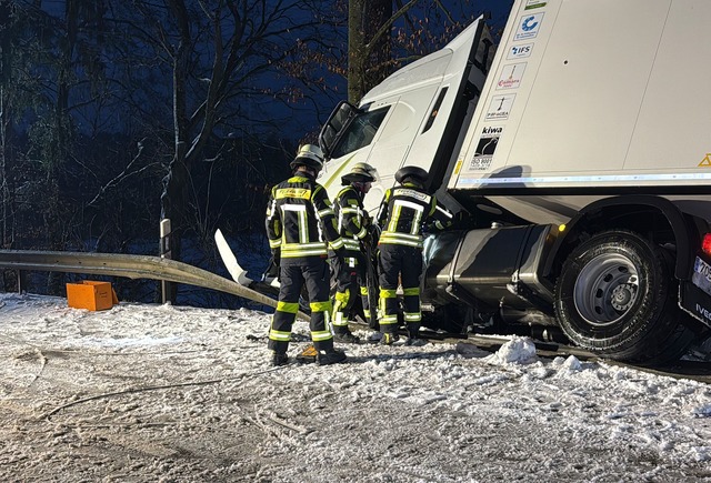 Ein Lkw kam im bayerischen Aiglsbach a...ster Stra&szlig;e von der Fahrbahn ab.  | Foto: Schmelzer/vifogra/dpa