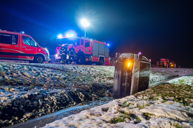 Ein verungl&uuml;ckter Kleintransporter in einem Graben bei Hamburg.  | Foto: Rene Schr&ouml;der/NEWS5/dpa