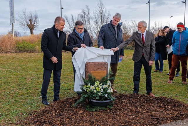 Landrat Christian Ante (von links) und...n fr Julius Leber auf der Rheininsel.  | Foto: Hubert Gemmert