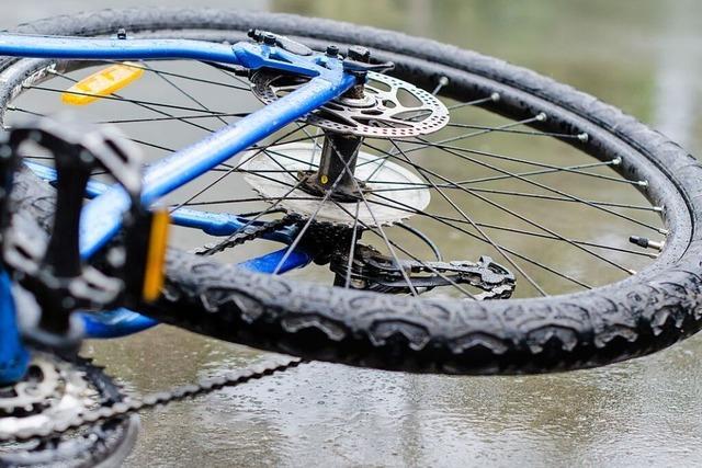 Rutschige Strae, hohes Tempo: Radfahrer nach Sturz bei Rmmingen lebensgefhrlich verletzt